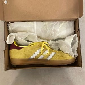 Women’s Adidas Tennis Shoes - US 7